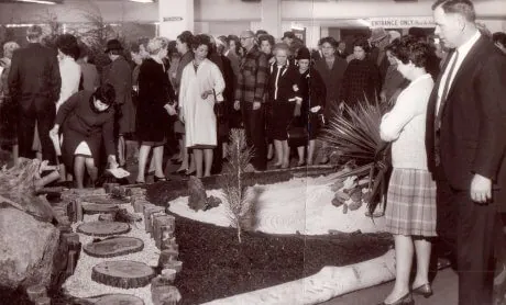 crowds-early-garden-show