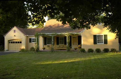 yellow-colonial-home-with-honeysuckle-vines