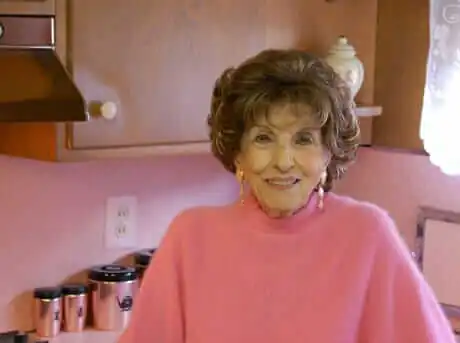 89-year-old-nora-loves-retro-pink nora and her pink kitchen and pink and blue bathroom