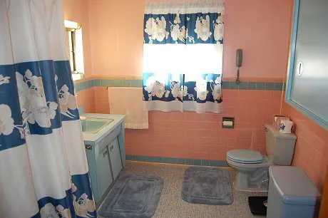 mid-century-50s-pink-and-blue-bathroom pink-and-blue-bathroom