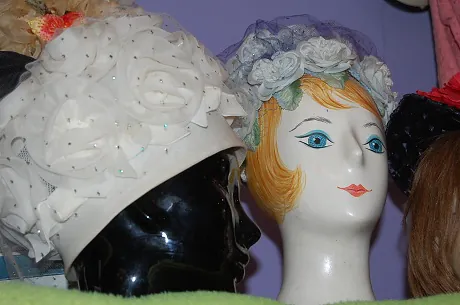vintage-hats-on-wigstands vintage hats on vintage wigstands