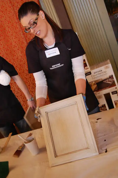 kitchen-cabinet-painted-with-net-rustoleum-cabinet-transformations