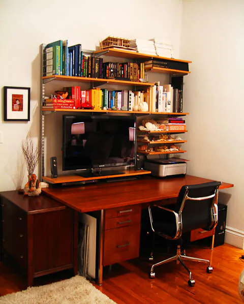 plasma-tv-organized-into-elfa-system