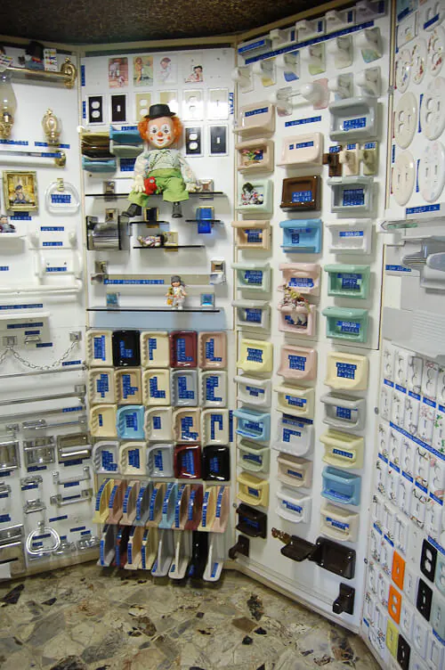 colored-soap-dishes-from-world-of-tile-retro-renovation-1 ceramic soap dishes in lots of colors