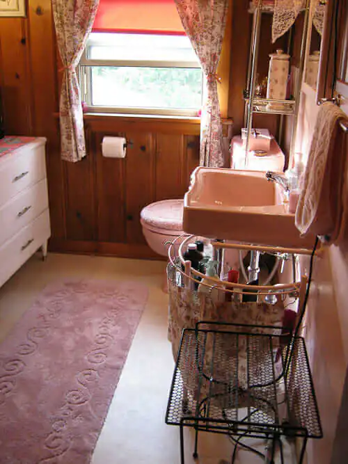 lynnes knotty pine pink bathroom