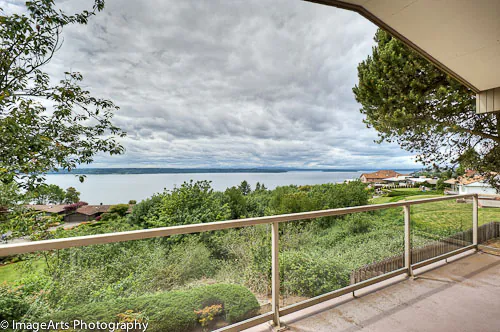 midcentury-modern-house view of ocean