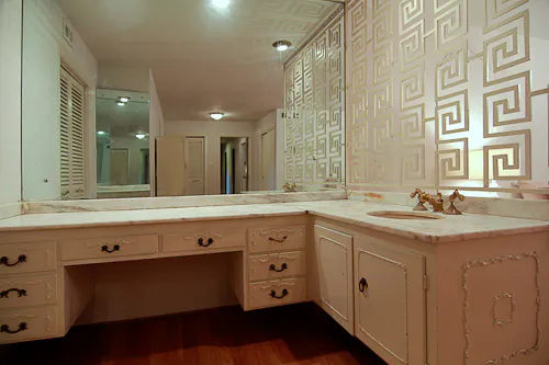 beautiful 1957 bathroom with great wall dividers