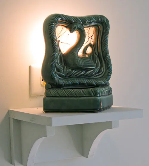 vintage-tv-lamp-wall-red-lion-inn-stockbridge-15