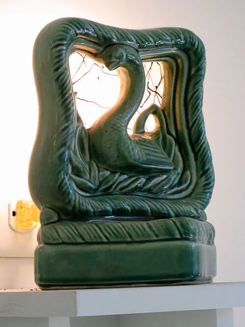 vintage-tv-lamp-wall-red-lion-inn-stockbridge-21