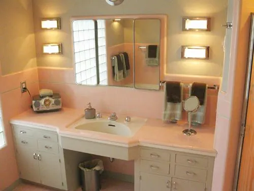 1950-pink-retro-bathroom