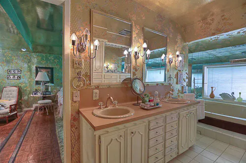 Fantastic 1960 time capsule house featured on RetroRenovation.com beautiful vintage bathroom