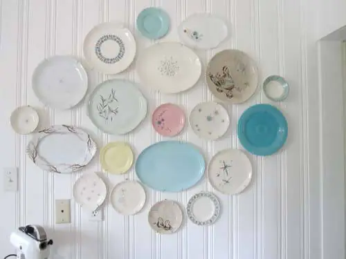 vintage-plates-on-wall