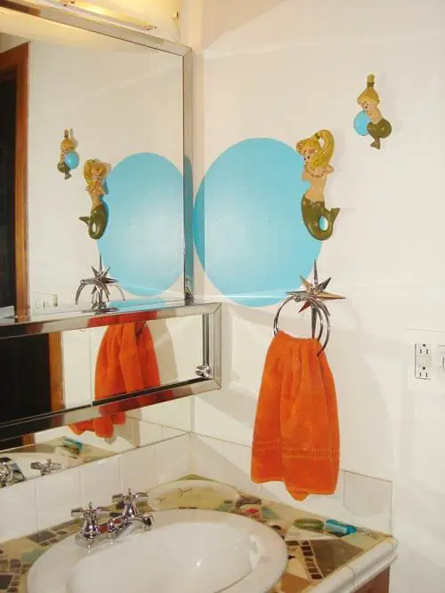 retro-bathroom-starburst towel hanger