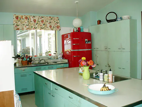 retro-aqua-kitchen-before-being-painted