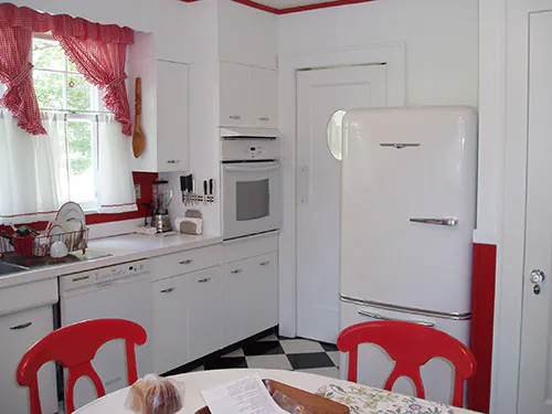 retro-red-and-white-kitchen