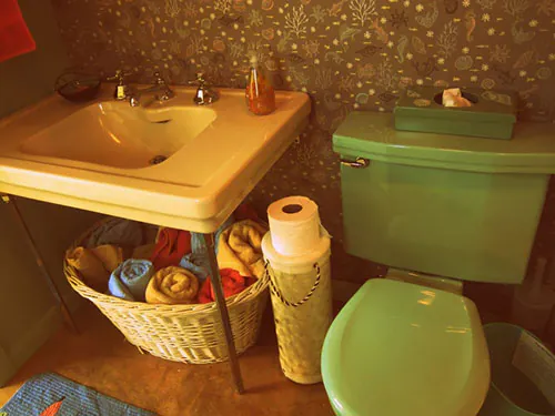 retro-yellow-sink-and-green-toilet