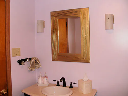 thifted-mirror-in-retro-bathroom
