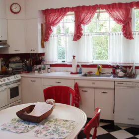 vintage-red-and-white-kitchen