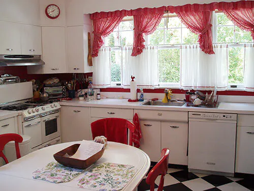 red white kitchen 