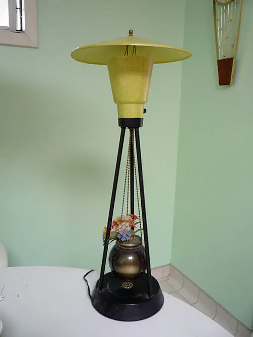 retro-table-lamp-with-planter-