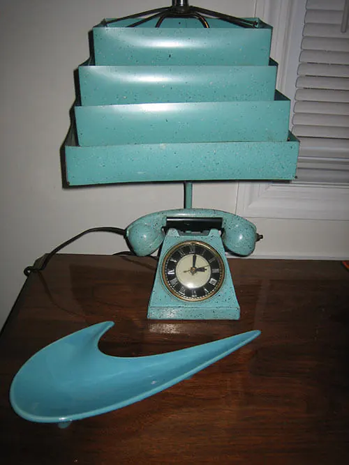 retro-telephone-clock and lamp