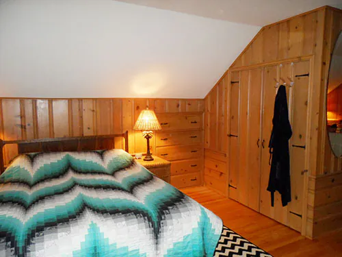 knotty-pine-bedroom-with-closet