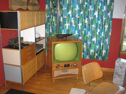 vintage-tv-in-living-room