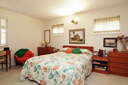 mid-century-bedroom-with-pinch-pleat-drapes
