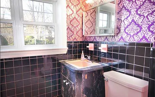 mid-century-retro-black-and-pink-bathroom