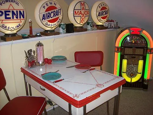 red-and-white-enamel-dinette