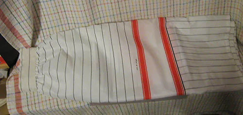 retro-red-black-and-white-sink-skirt