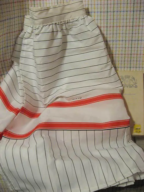 retro-sink-skirt-for-kitchen-sink