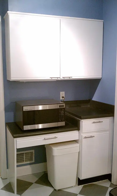 using-kitchen-desk-for-microwave