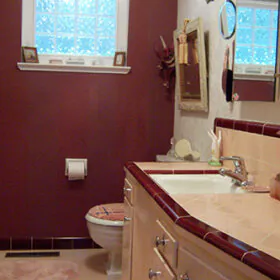 mid-century-mauve-bathroom-accent-wall