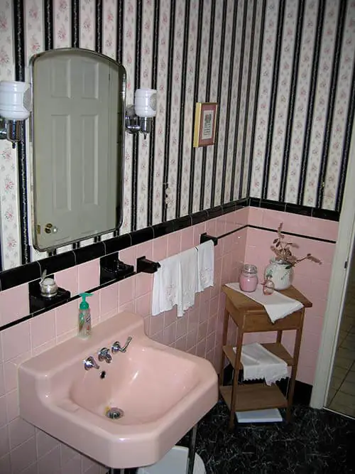 pink-vintage-bath-before-2
