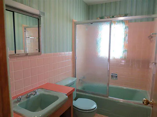 retro-pink-and-aqua-bath