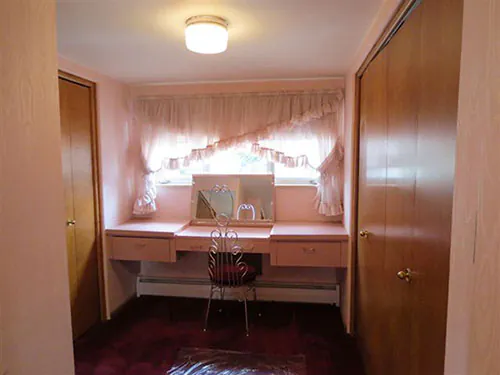 vintage-dressing-area