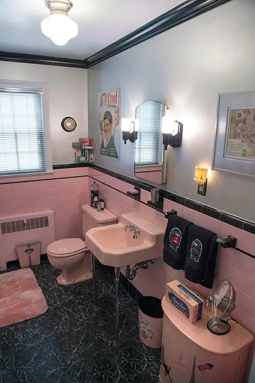 vintage-pink-and-black-bathroom