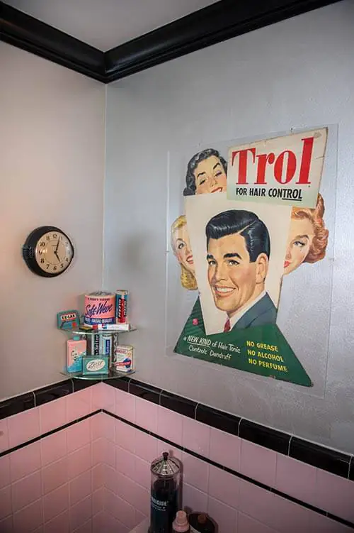 vintage-pink-bathroom-decor