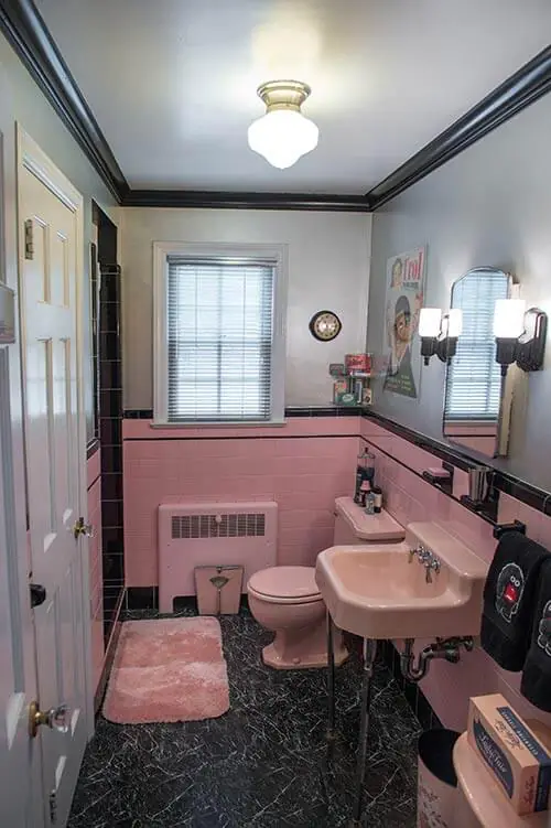 vintage-retro-pink-and-black-bathroom