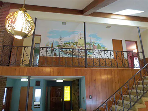 wall-mural-in-split-level-house-retro