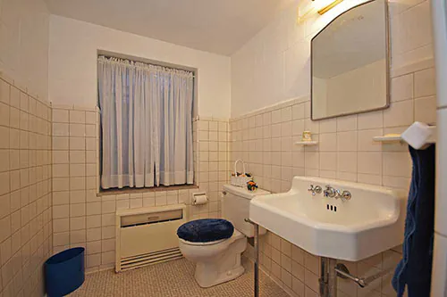 vintage-white-retro-bathroom