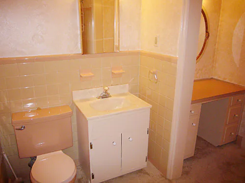 peachy-and-yellow-vintage-tile-bathroom