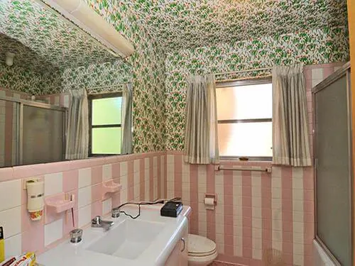 vintage-pink-and-white-stripe-bathroom