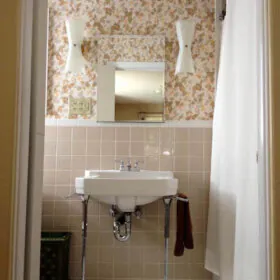 beige tile bathroom