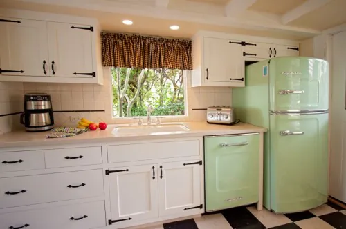 early-american-kitchen-e1373033639501