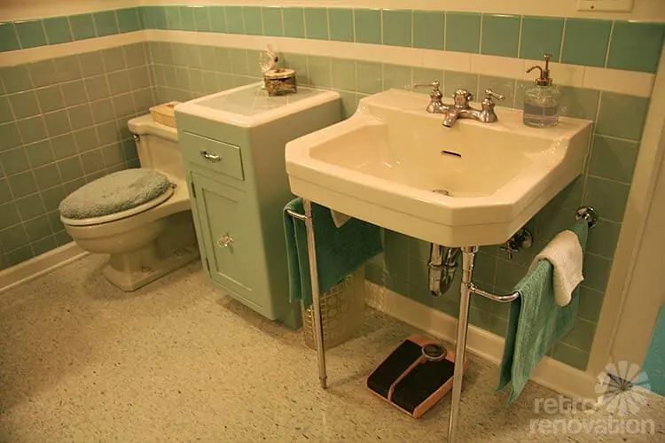 vintage-sink-and-toilet