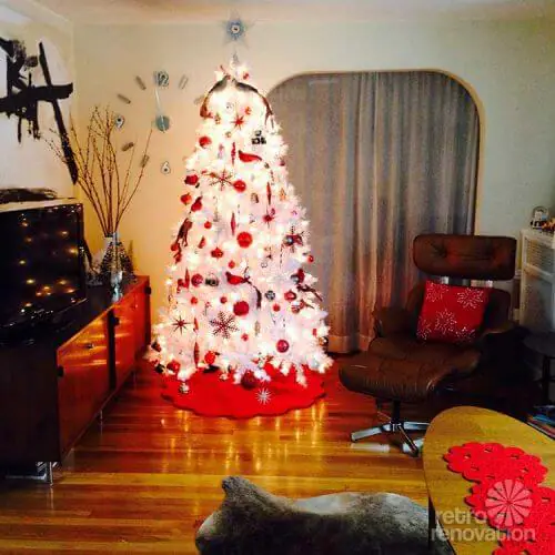 retro-white-and-red-christmas-tree