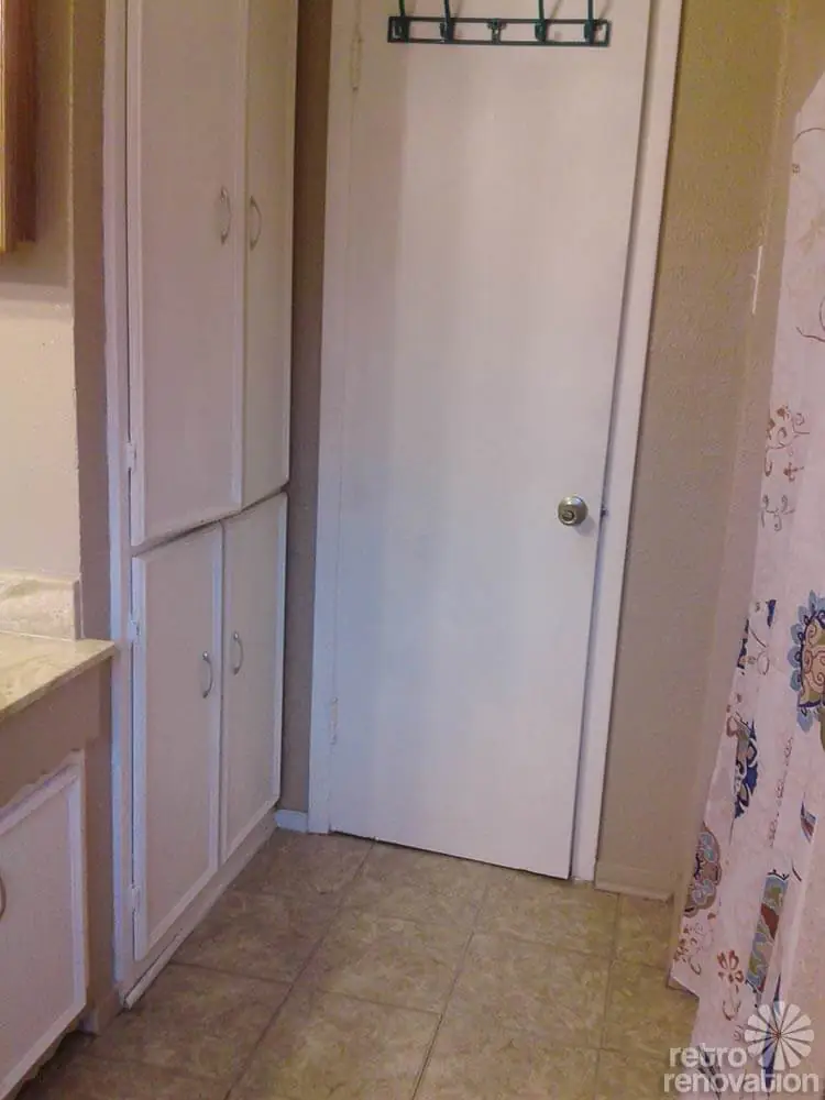 retro-bathroom-closet