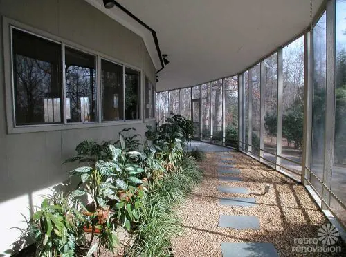 retro-round-house-covered-pathway